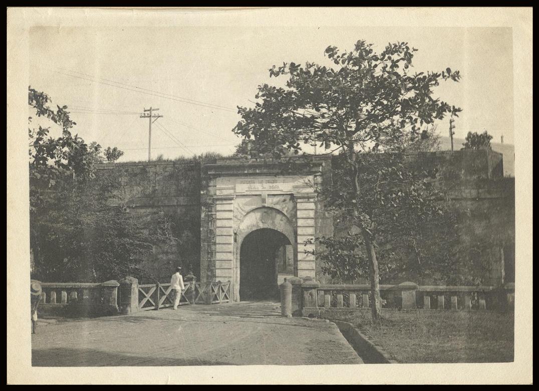 [Untitled – Puerta de Isabel II Gate, Intramuros].