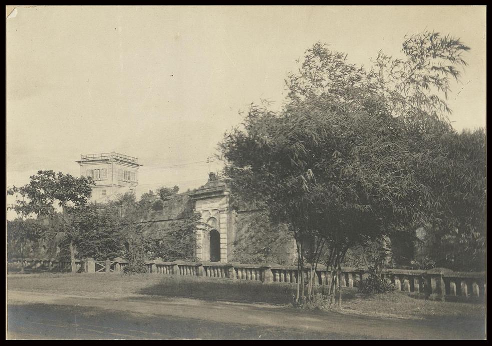 [Untitled – Puerta de Isabel II, Intramuros].
