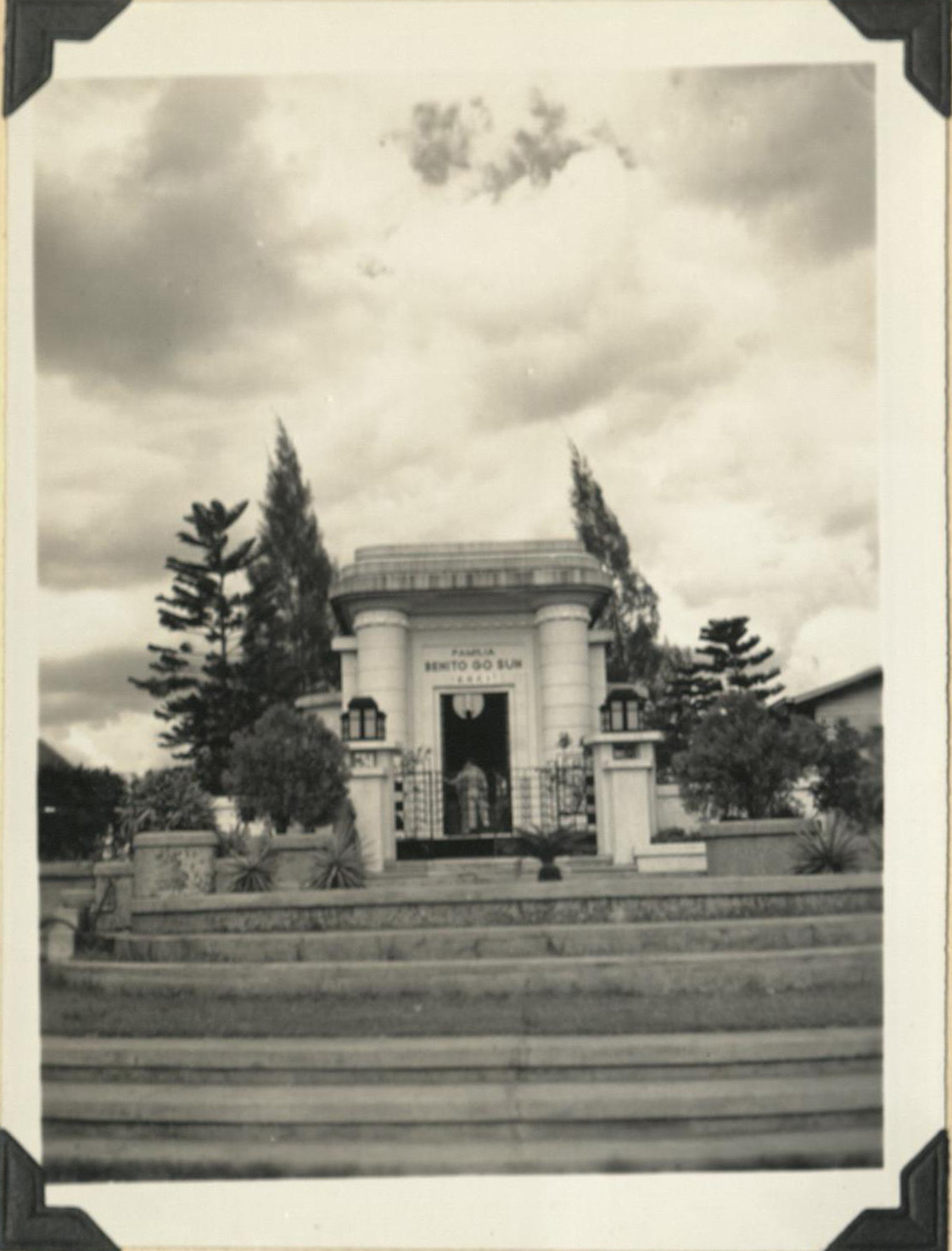 Tomb in Chinese cemetery, Manila. Exterior.