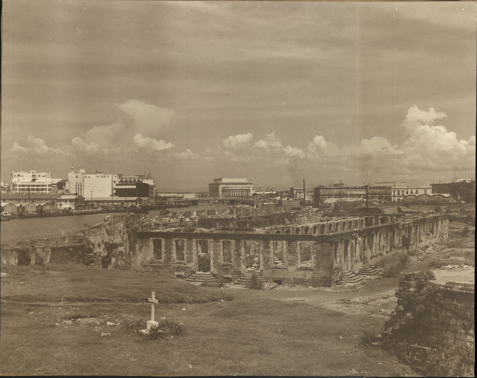 [Untitled – Intendencia in ruins after liberation].
