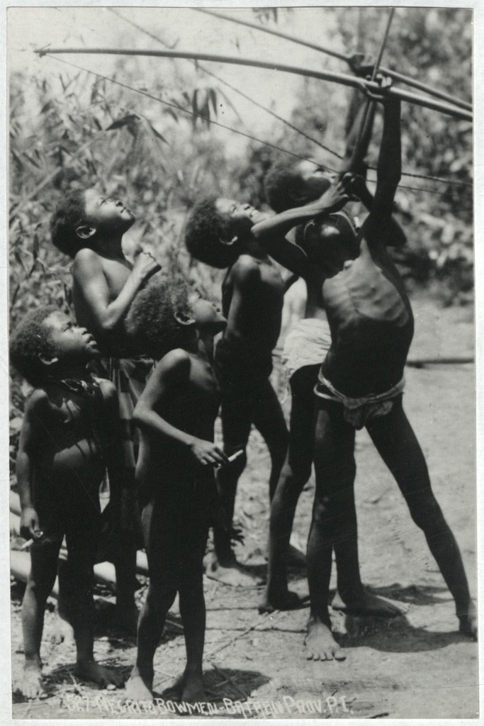 527. Negrito [Aeta] bowmen – Bataan Prov., P. I.