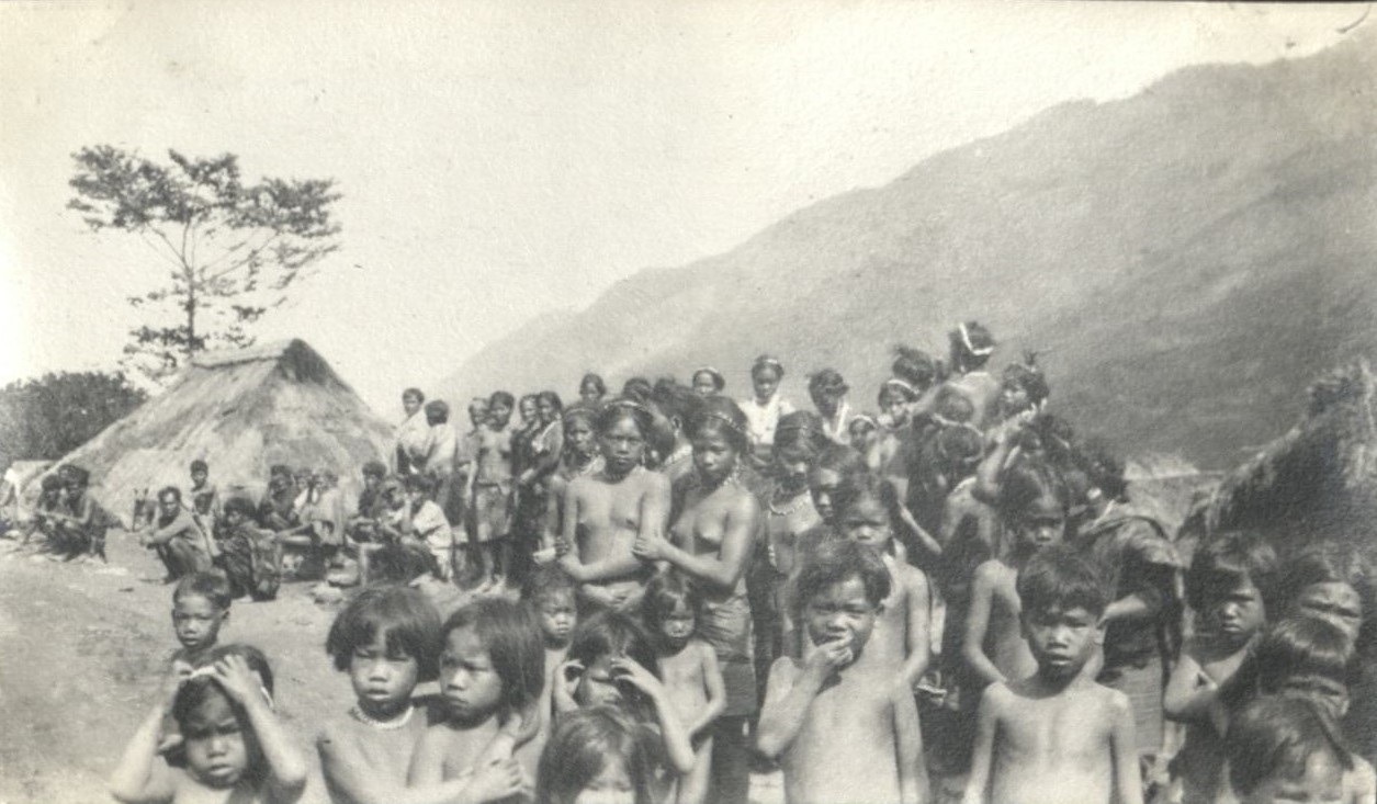 A group of Igorots.