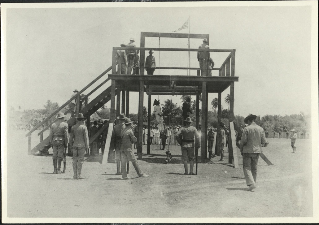 [Untitled – The U.S. Army hangs two Filipinos].