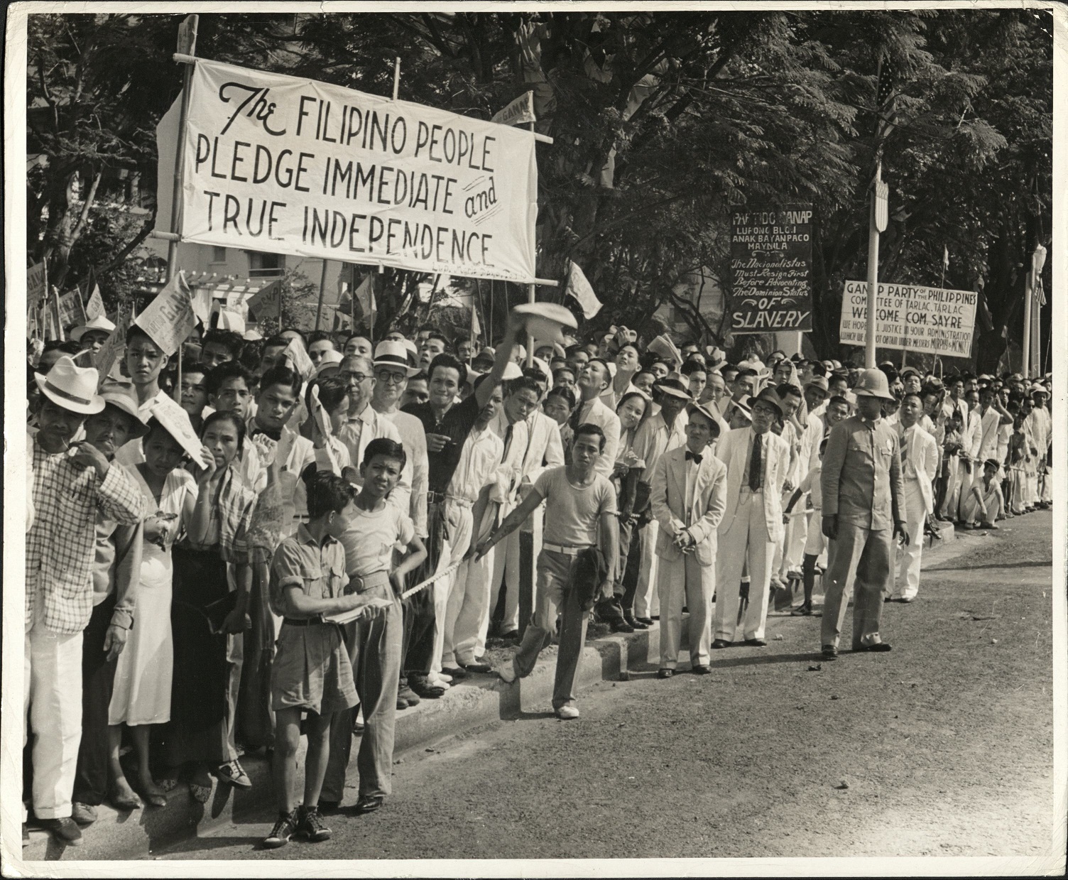 [Caption missing – Crowds greet the arrival of High Commissioner Francis B. Sayre in 1939 amid debate over independence terms].