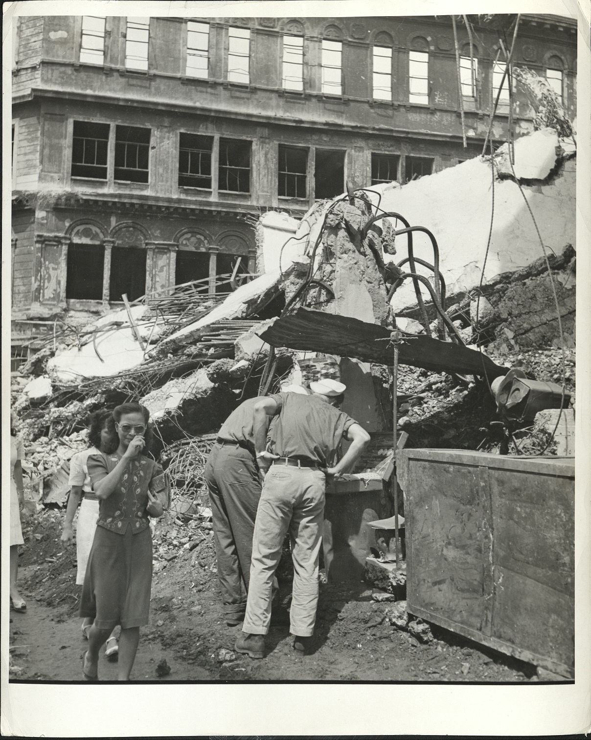 [Untitled – U.S. sailors buying curios among the rubble and desctruction of Manila].