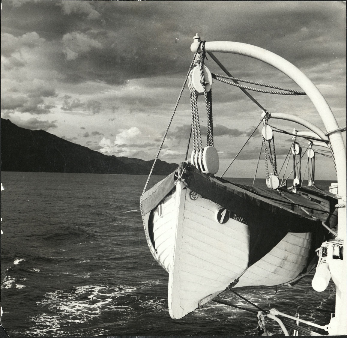 [Caption missing – Boat on the Philippine coast].