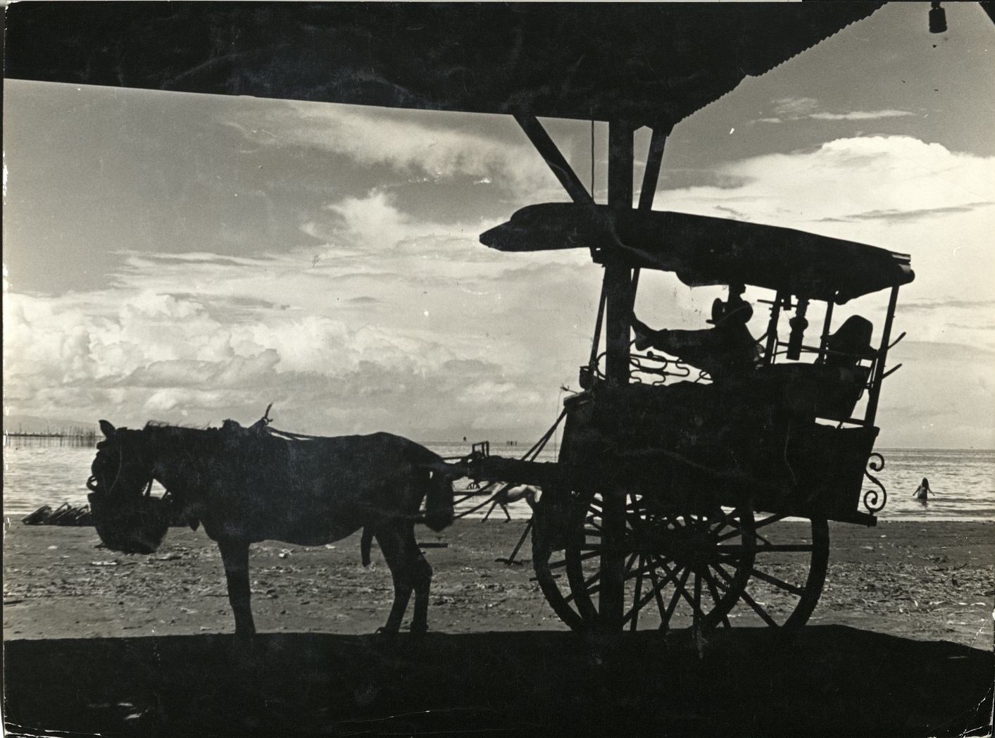 A cabbie on the shore in Manila Bay [carromata].