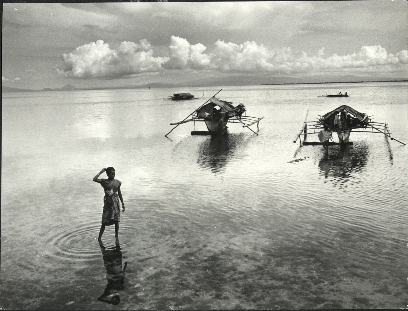 32. PHILIPPINES: Island of Mindanao. Moro boats (“Moro vinta”) near Zamboanga. Sammer 9980.