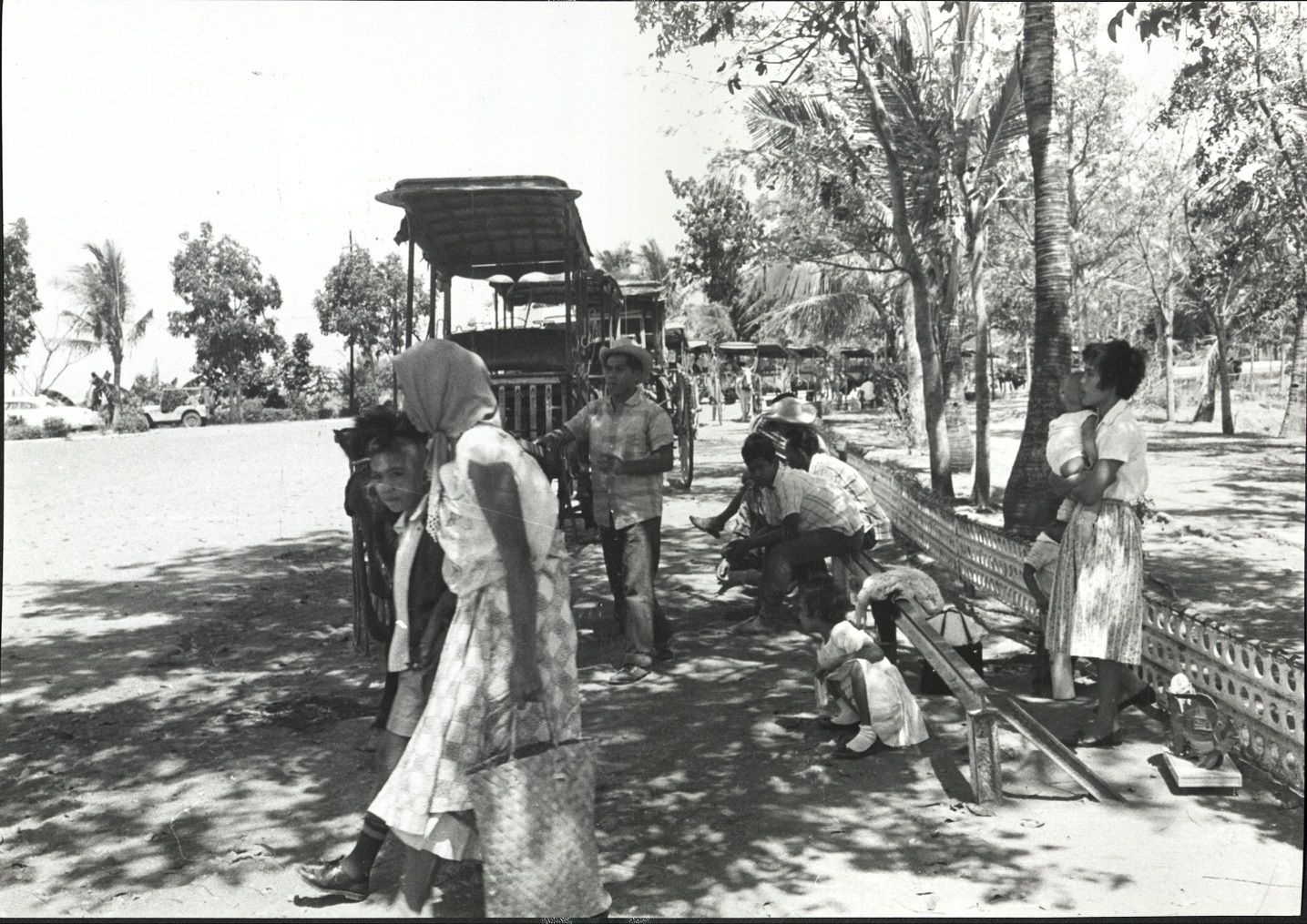 PHILIPPINES: Visitors arrive in carts at Bilibid Prison which is 5 miles off main road. E7776.