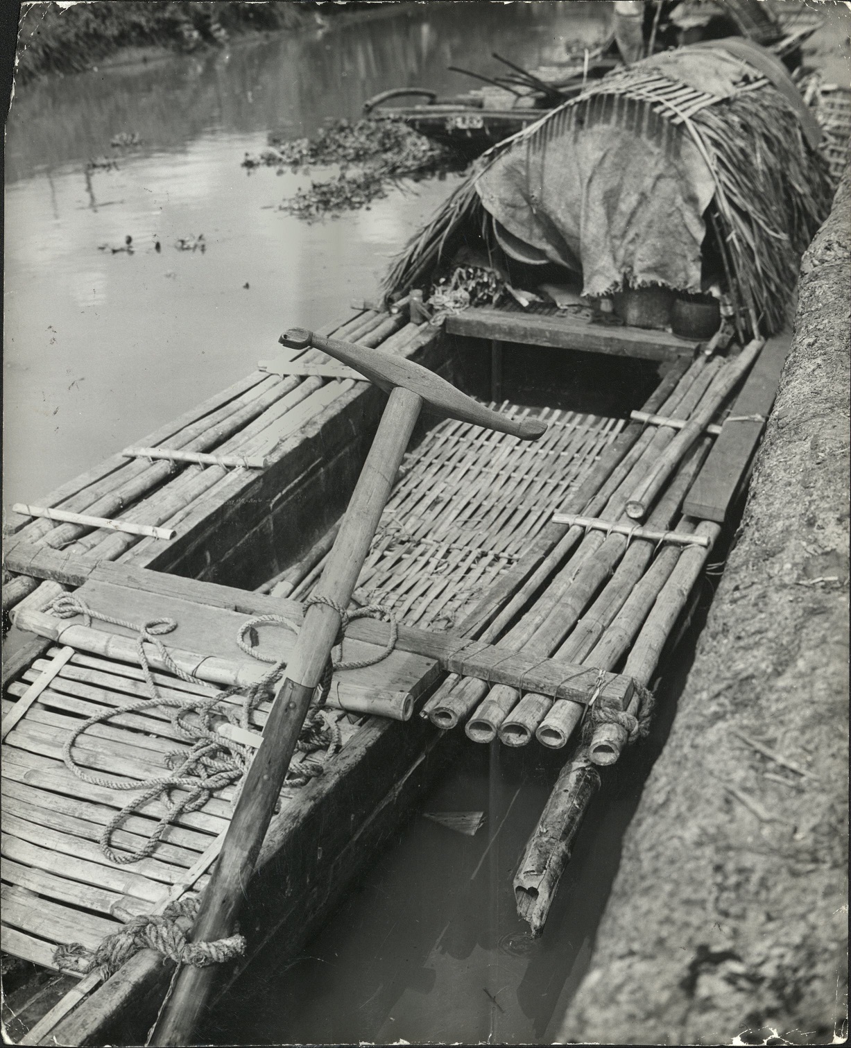 P 39. Bargo in one of the many canals that run through Manila. (…)