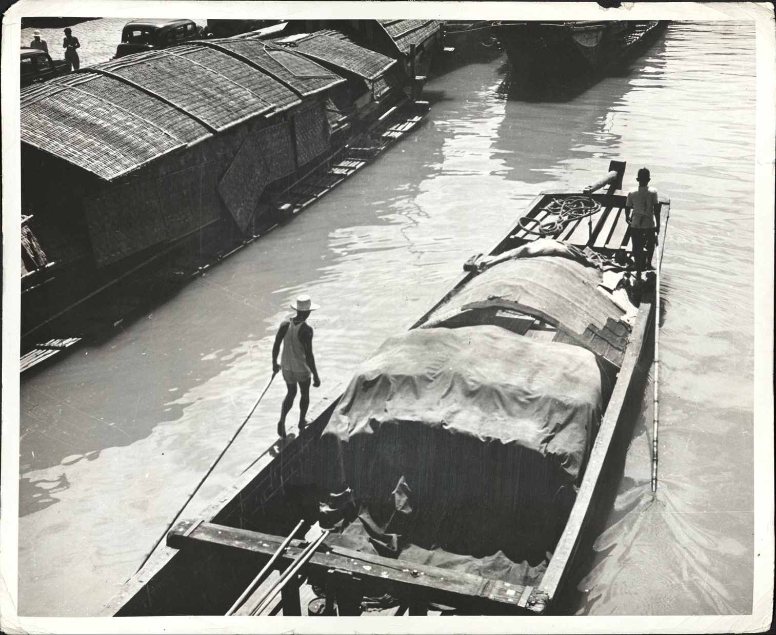 71. PHILIPPINES: Open barges on the Pasig River near Manila. (…)