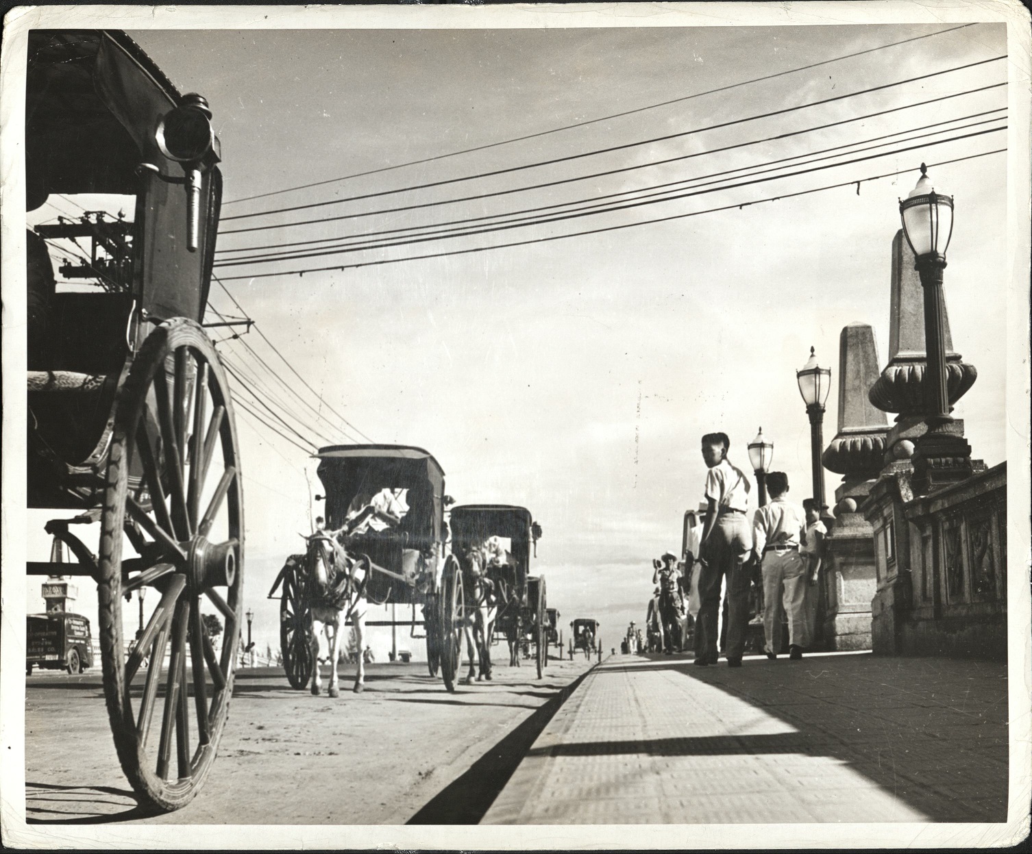 87. PHILIPPINES: Calesas on the Jones Bridge, Manila. (…)