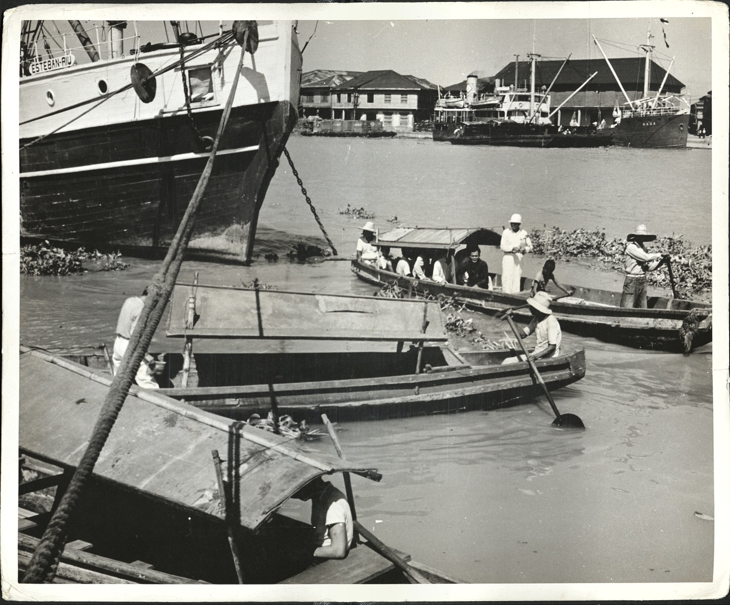 245. PHILIPPINES: Cascos on Pasig River near Manila. (…)