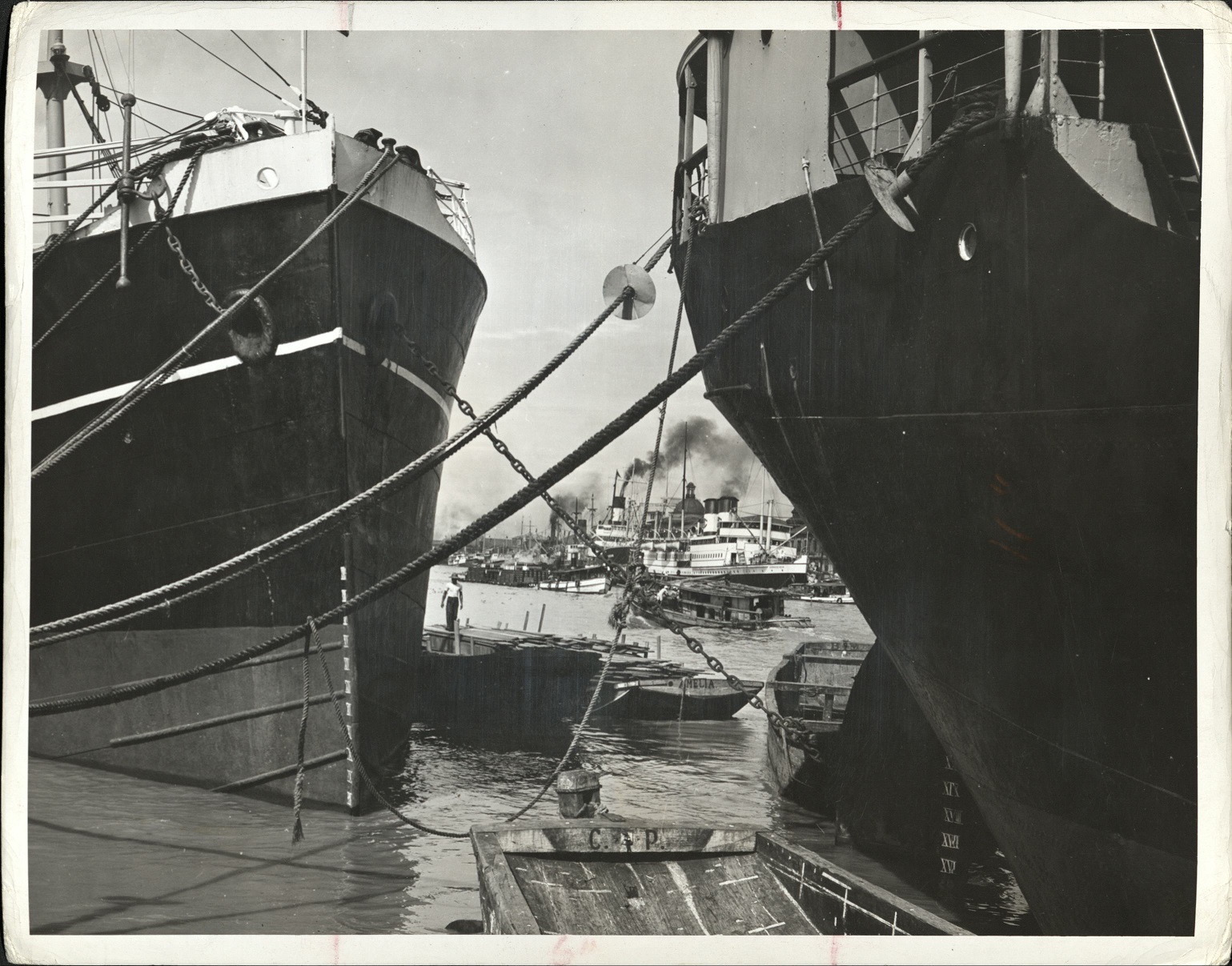 75. PHILIPPINES: Shipping on the Pasig River, Manila. (…)