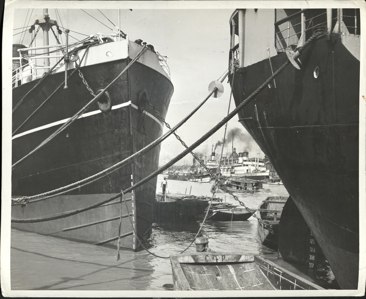 75. PHILIPPINES: Shipping on the Pasig River, Manila. (…)