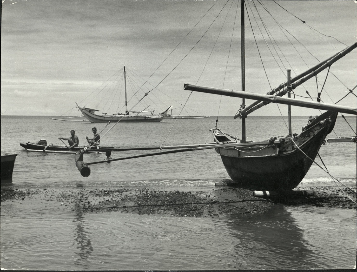 23. PHILIPPINES: Fishing boats from the island of Iloilo. Sammer 9980.