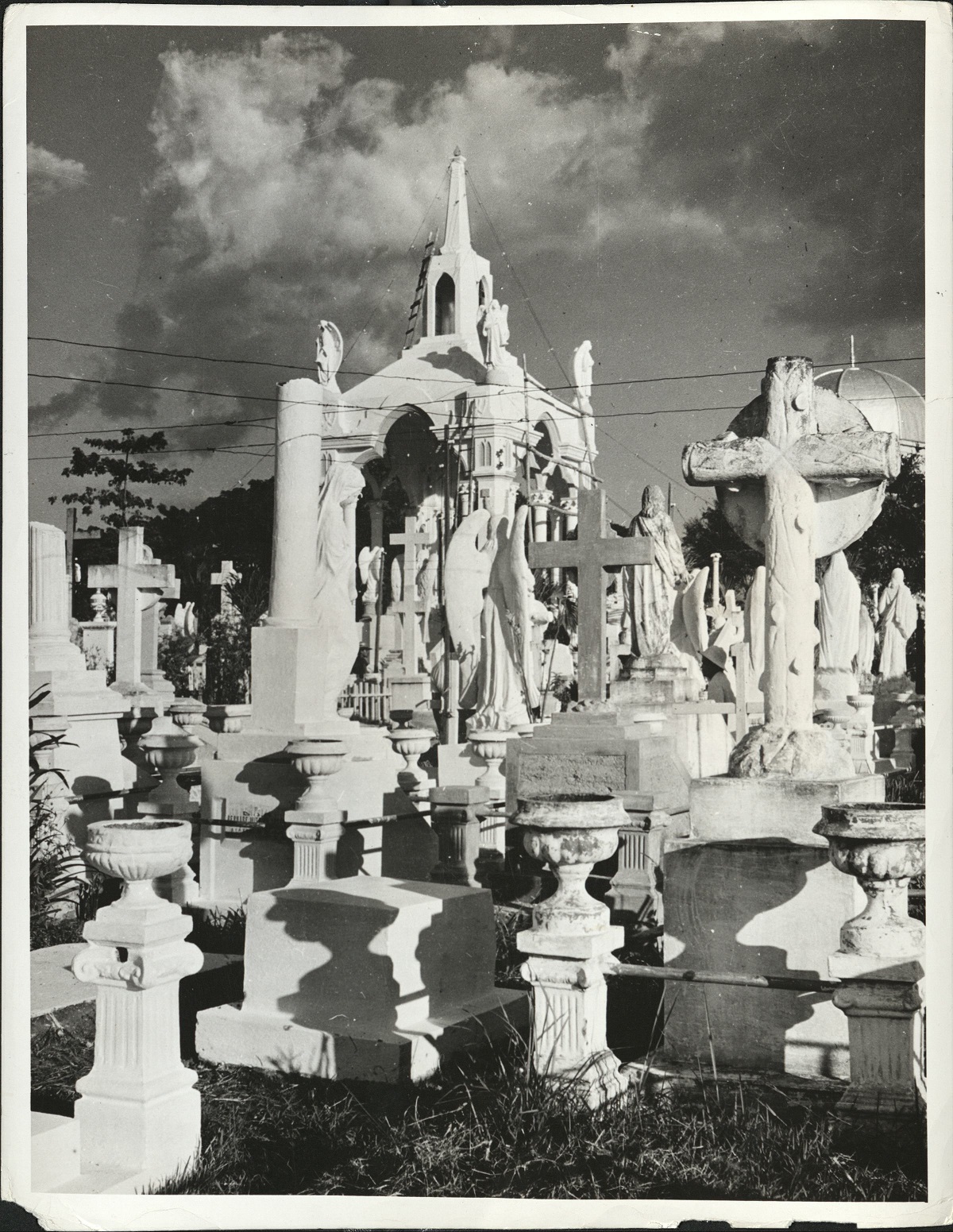 160. PHILIPPINES: Cemetario del Norte in Manila. (…)