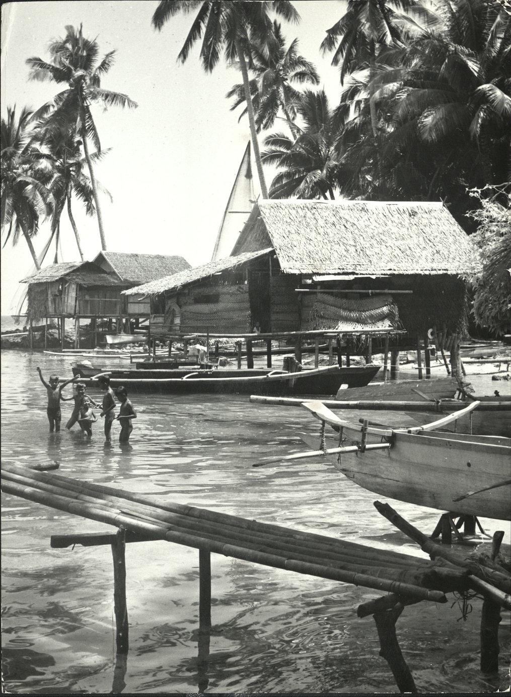 43. PHILIPPINES: Sulu archipelago. View on a Moro fishing village on the island of Jolo. Sammer 9980.