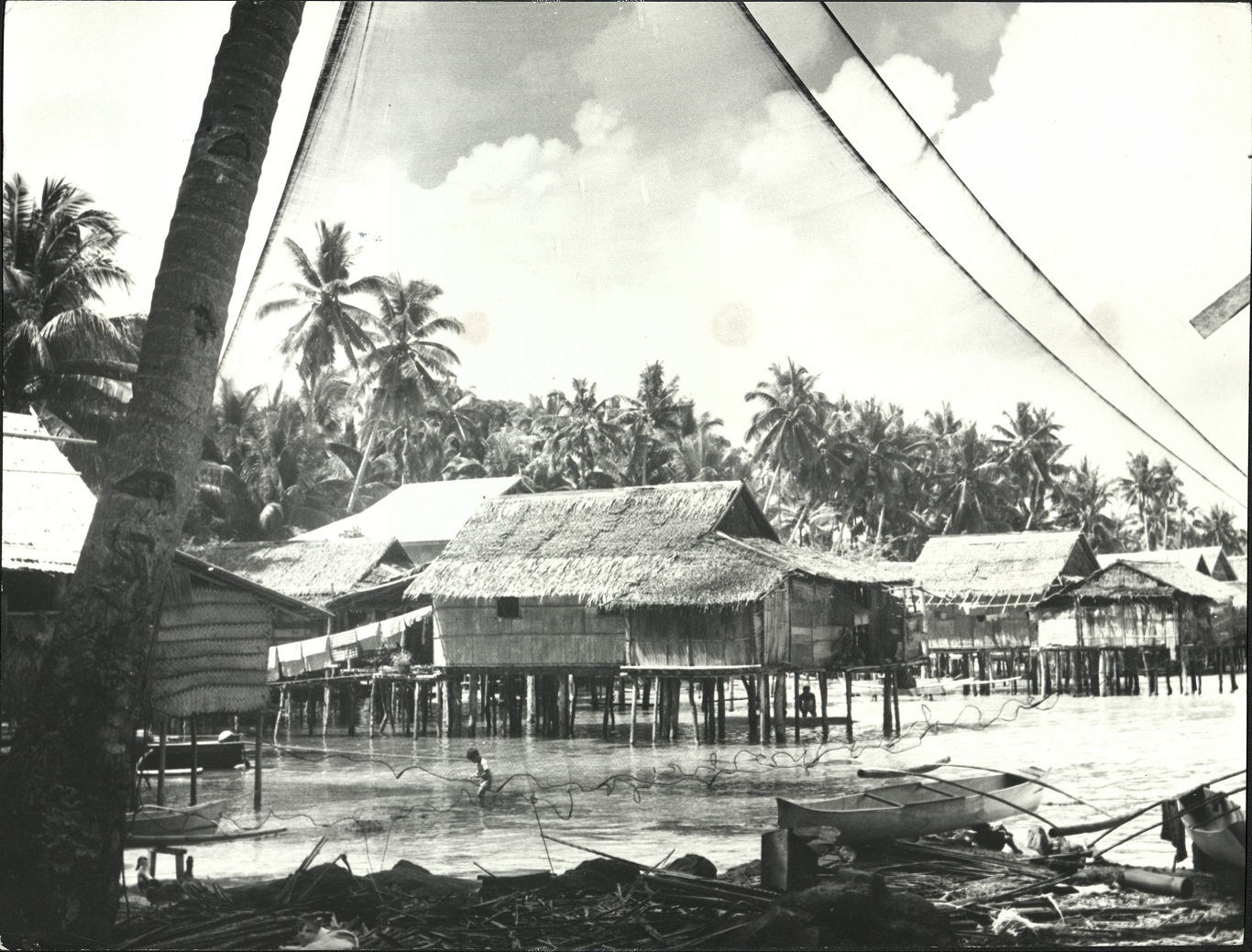 36. PHILIPPINES: Sulu archipelago. Island of Jolo. In a Moro fishing village. Sammer 9980.
