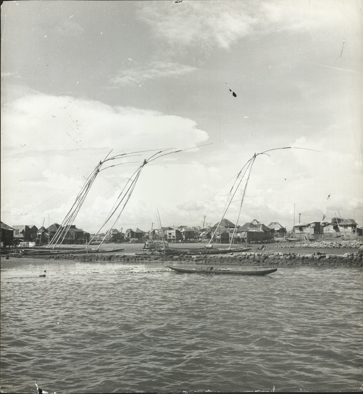 P 45b. Fisherman’s huts built in Manila harbor. (…)