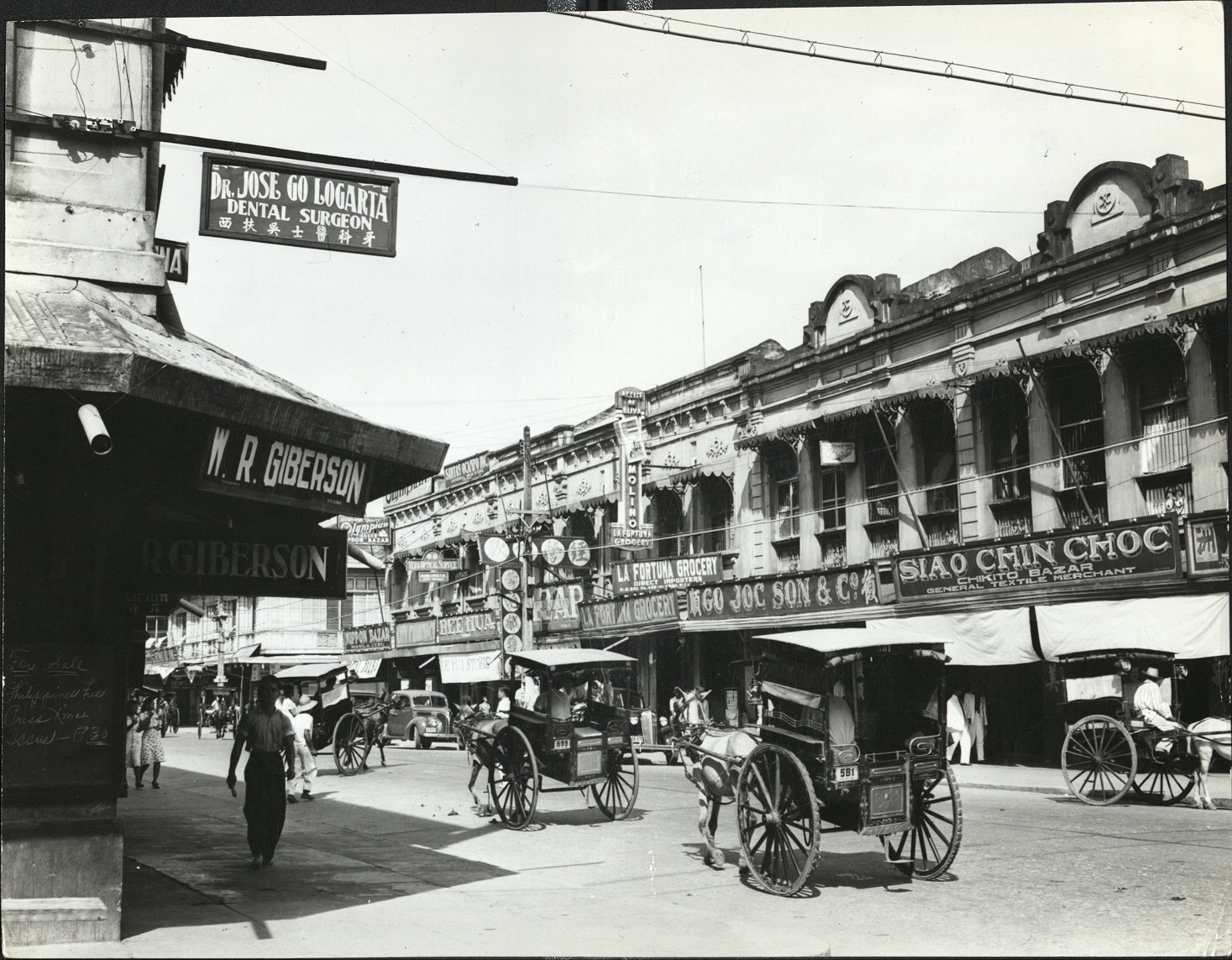 19. PHILIPPINES, Manila: Calesas on busy street.  E1214.