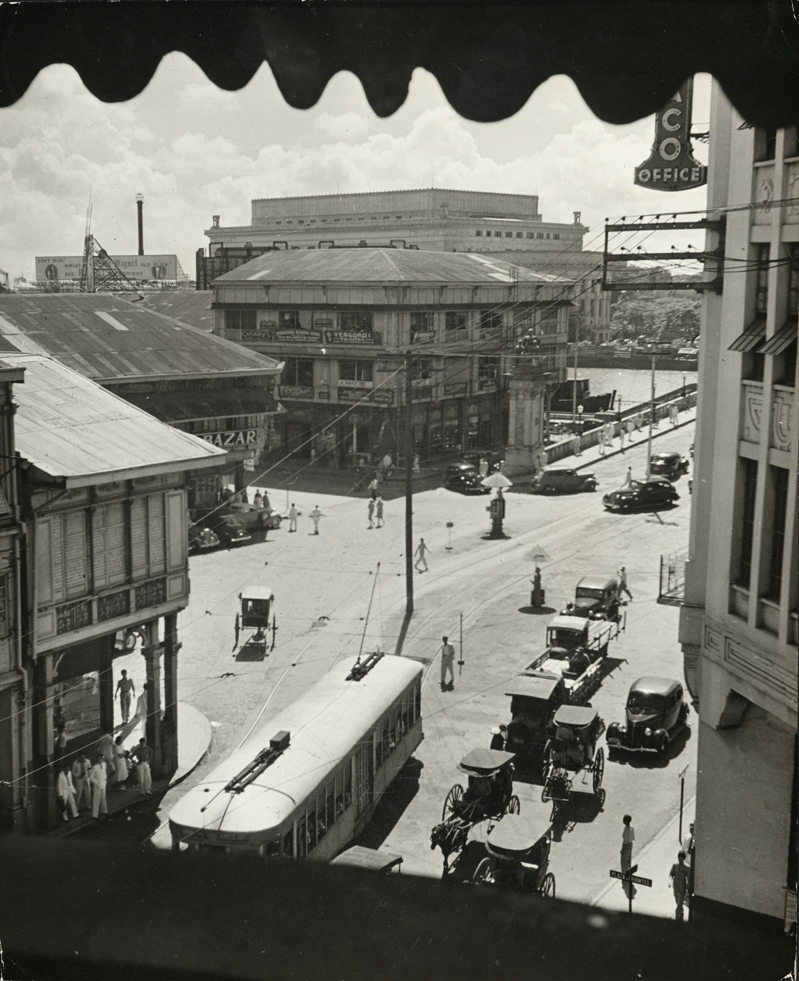 Main thoroughfare in Manila near Jones Bridge which links the modern and ancient parts of the city. (…)