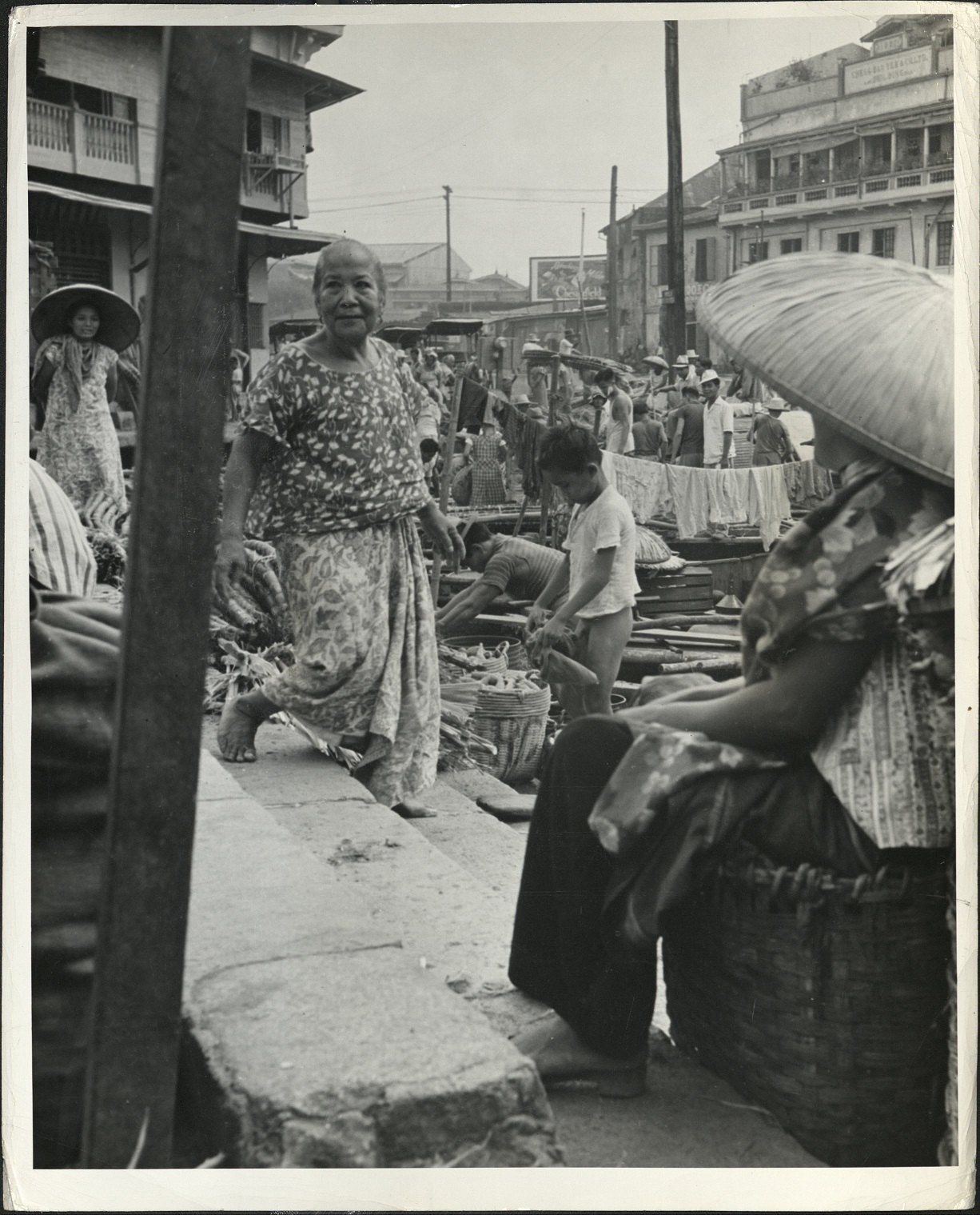 76. PHILIPPINES: Open market in slum section of Manila. (…)