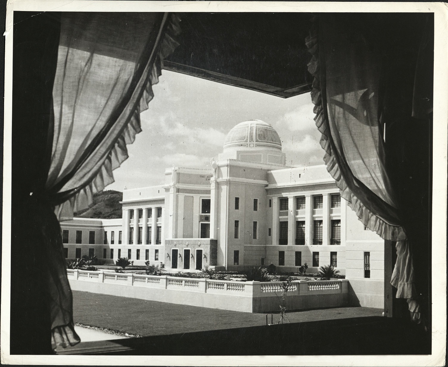 90. PHILIPPINES: Closeup of thje beautiful, modern Cebu Capitol.
