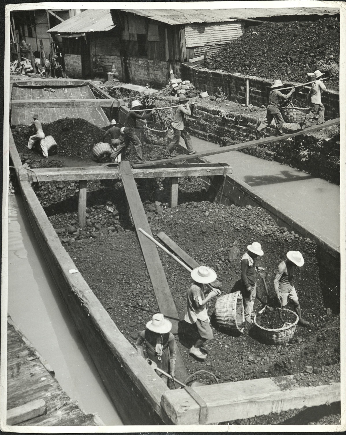 Coal is being unloaded in Northern Luzon, Philippines. (…)