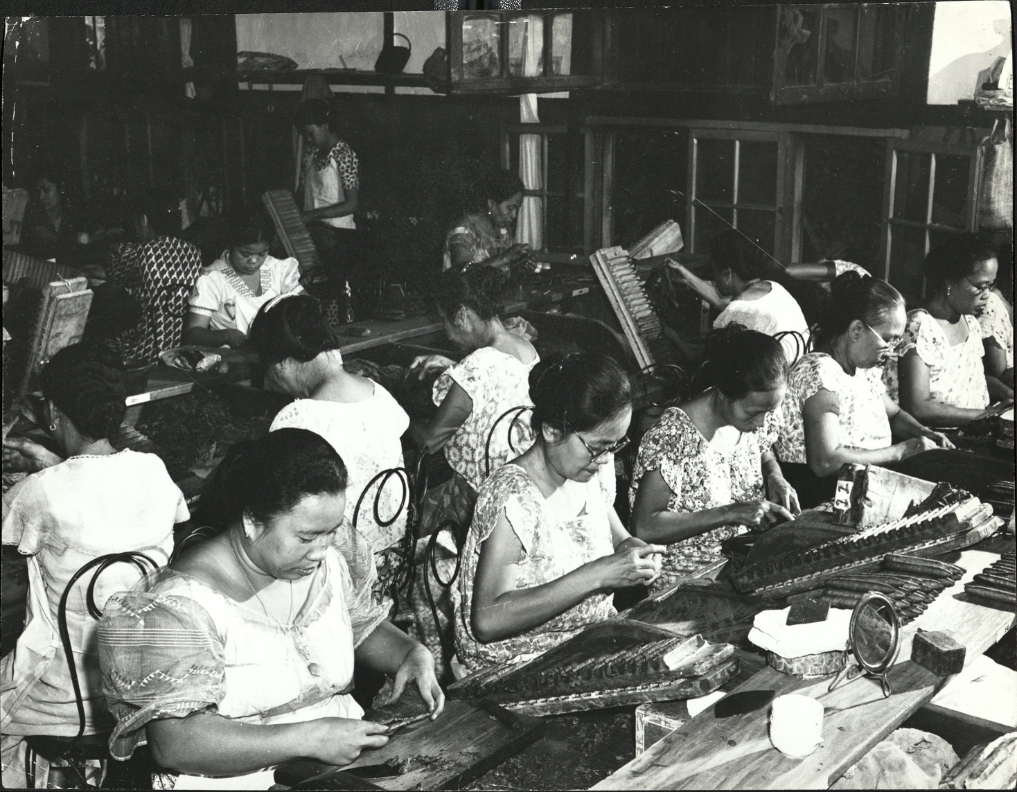 22. PHILIPPINES, Manila: Women working at cigar factory. E 1214.