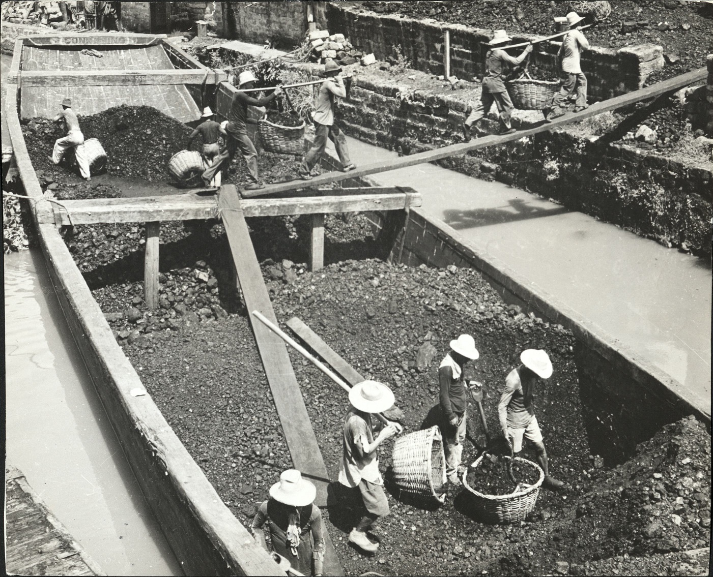 3. PHILIPPINES. A load of chromite [coal?] being carried down river near Cebu. (…)