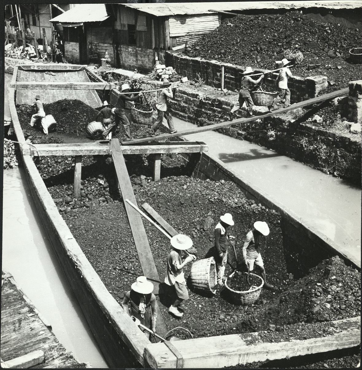 35. PHILIPPINES, Cebu: A load of chromite [coal?] is carried down the river. E 1214.