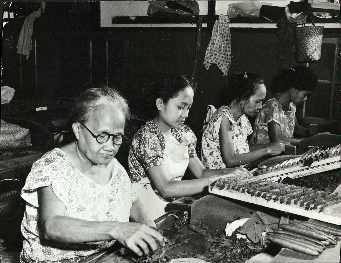 24. PHILIPPINES, Manila: Women working at cigar factory. E 1214.