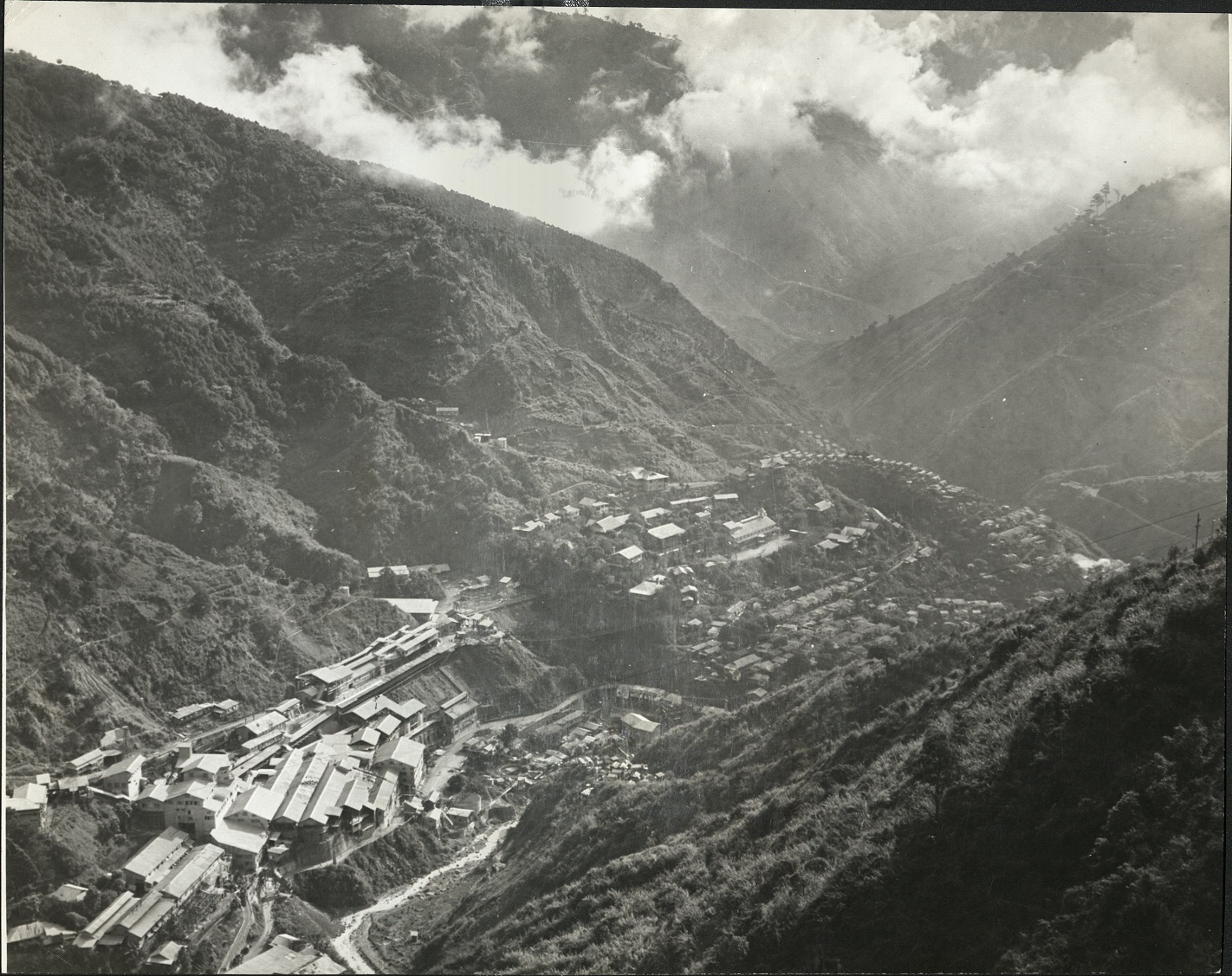 73. PHILIPPINES: Gold mine in Baguio, Luzon. (…)