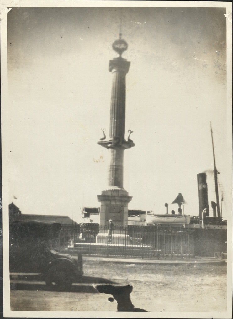 [Untitled – Magellan monument at Paseo de Magallanes, Manila].