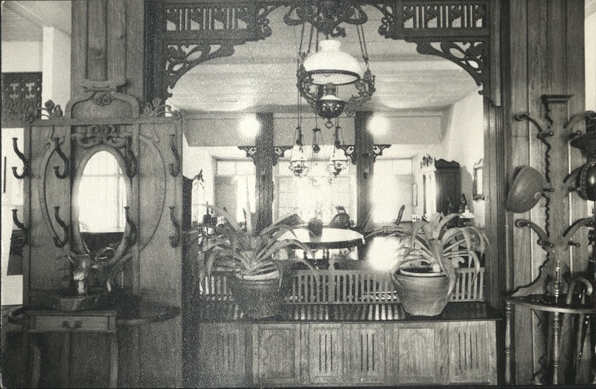 Antique pulley lamps and decorated floral brackets – a view from the ante-sala [Museo ng Buhay Pilipino].