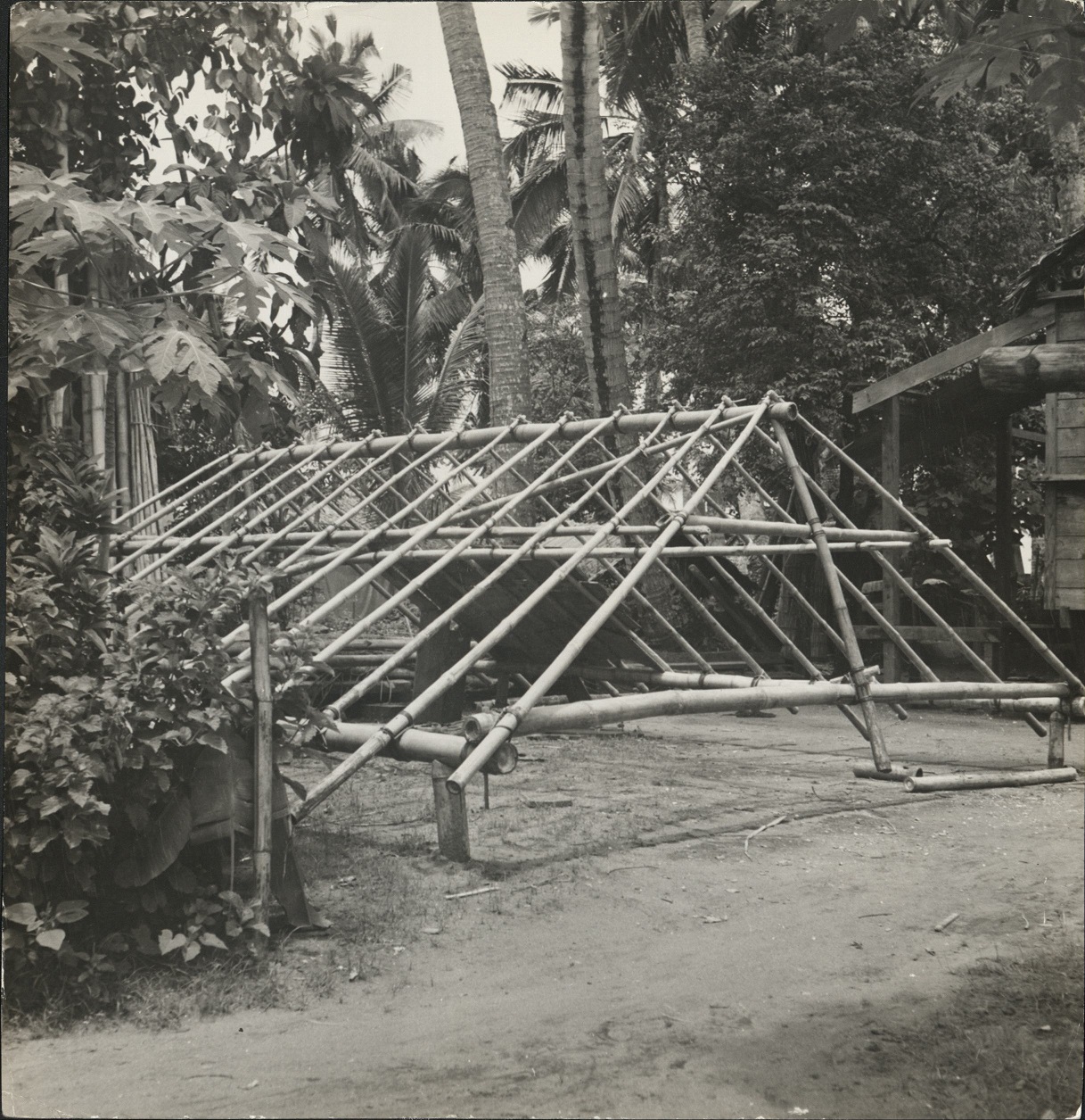 P 25b. A bamboo framework for the roof is first made (…)