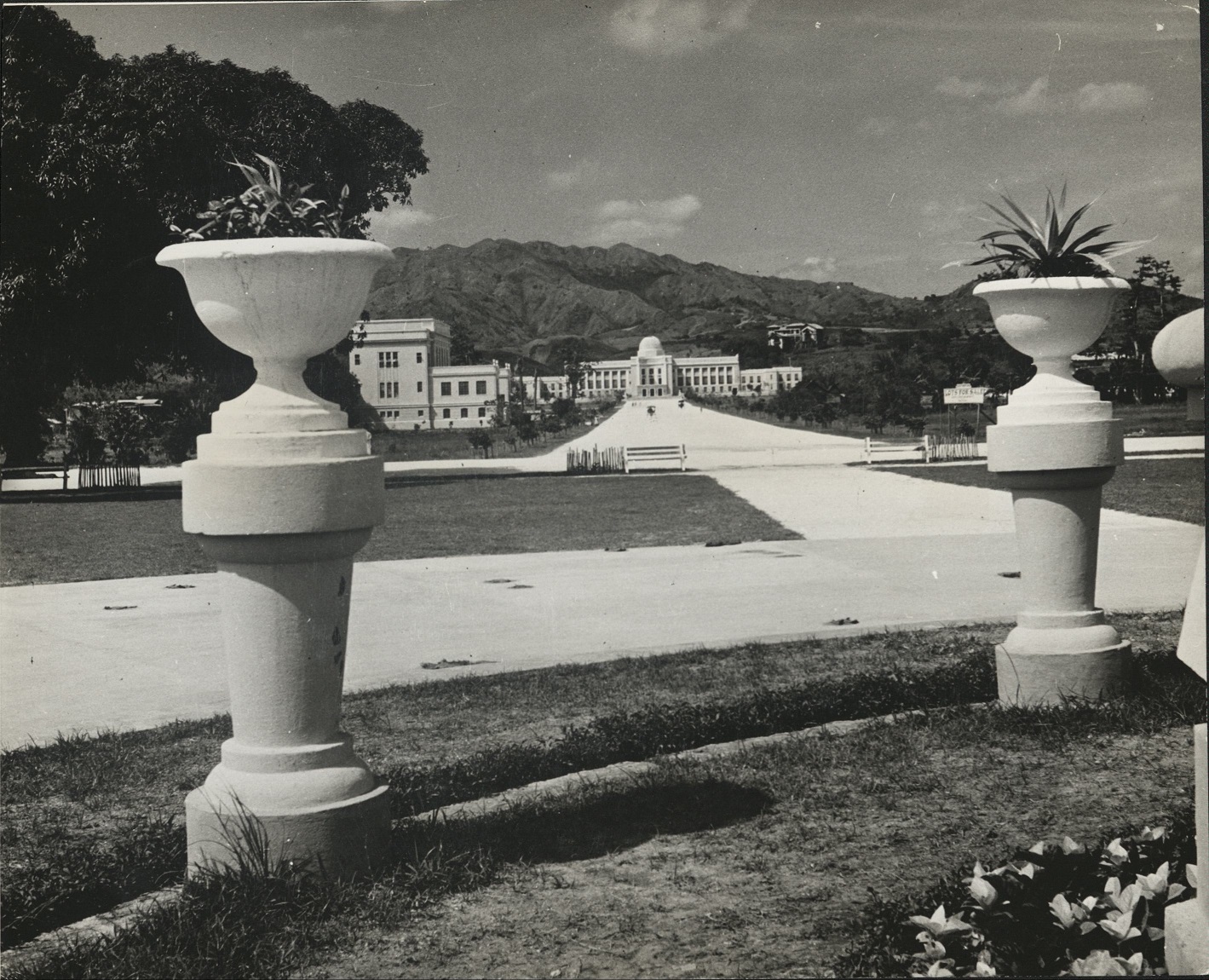 87. PHILIPPINES: “Fuente Osmena” (Osmena Fountain) in Cebu, overlooking the Cebu Capitol at the end of the avenue. Public library to the left.