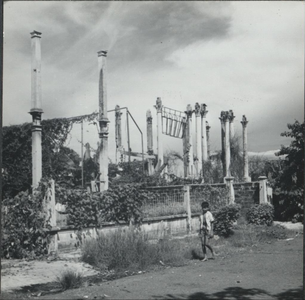 [Untitled – Burned ruins of a building after the liberation of Manila].