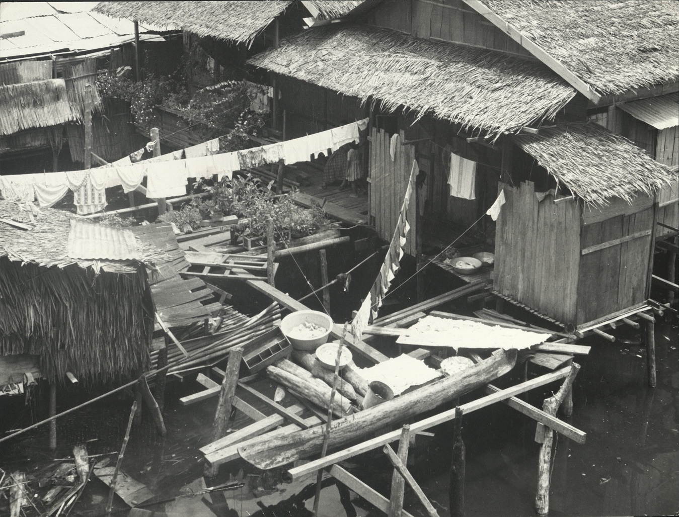 45. PHILIPPINES: Island of Mindanao. In a Moro-village near Zamboanga, where the houses are built on stilts in the water. Sammer 9980.