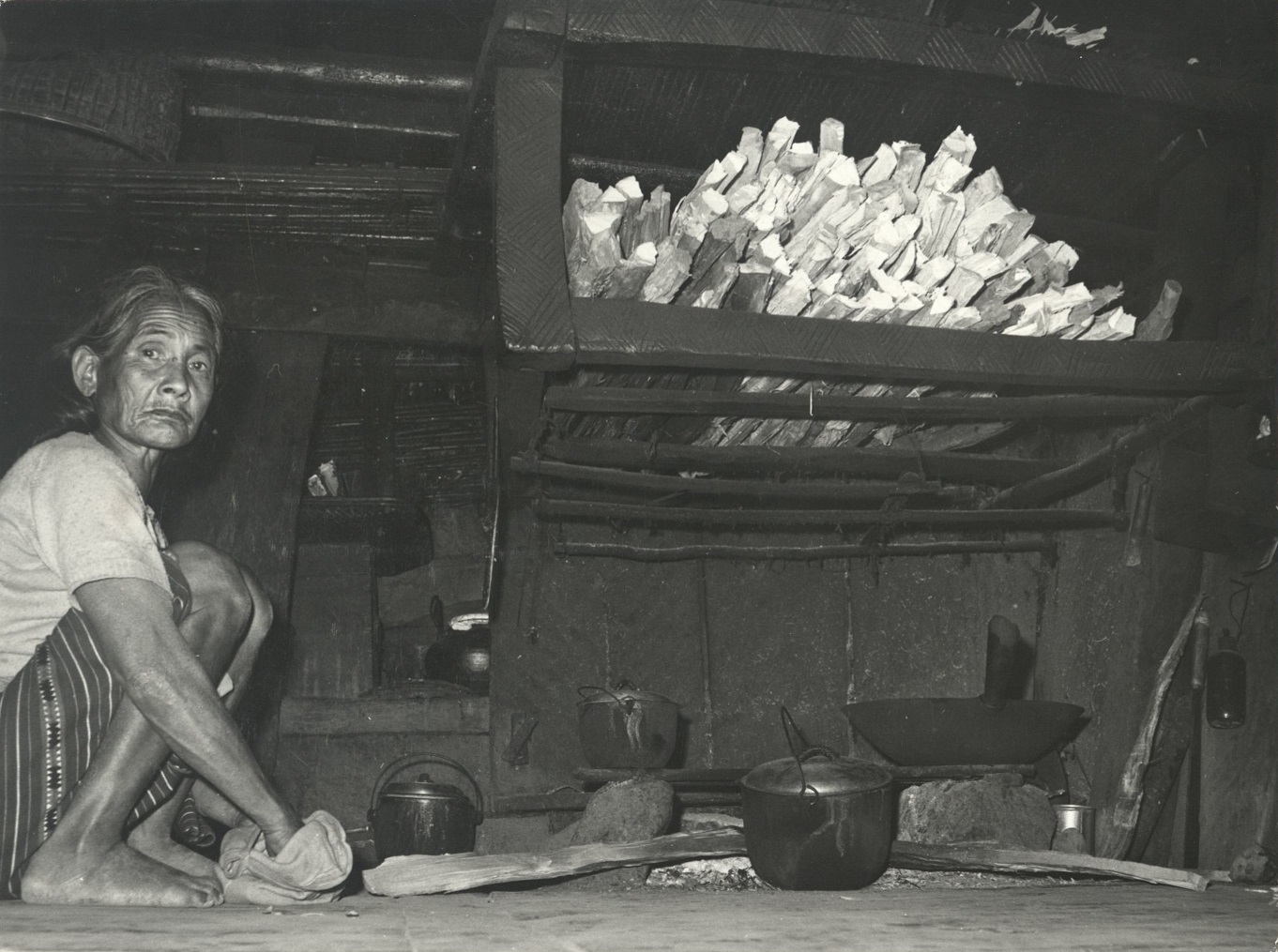 18. PHILIPPINES: Interior of a hut of a mountain-farmer in a village of the Ifugaos in the “Mountain Province,” north of Manila. Kitchen corner. Sammer 9980.