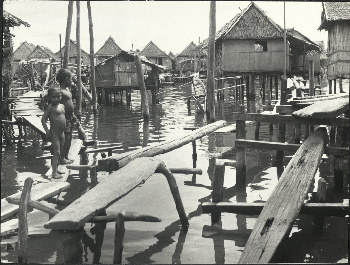 27. PHILIPPINES: Island of Mindanao. In a Moro-village near Zamboanga, the houses stand on stilts in the water.  Sammer 9980.