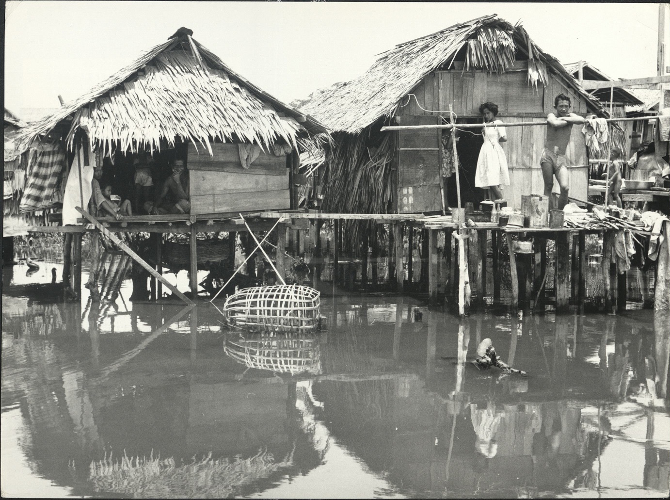 31. PHILIPPINES: Island of Mindanao. In a Moro-village near Zamboanga. Sammer 9980.