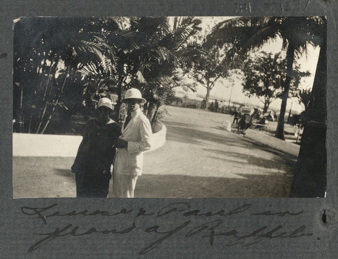 Louise & Paul in front of Raffles [Singapore].