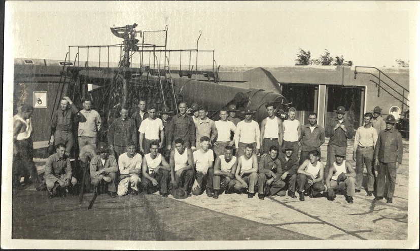 {Untitled – Artillery (“disappearing gun”) gun crew posing – Fort Mills or Fort Wint].