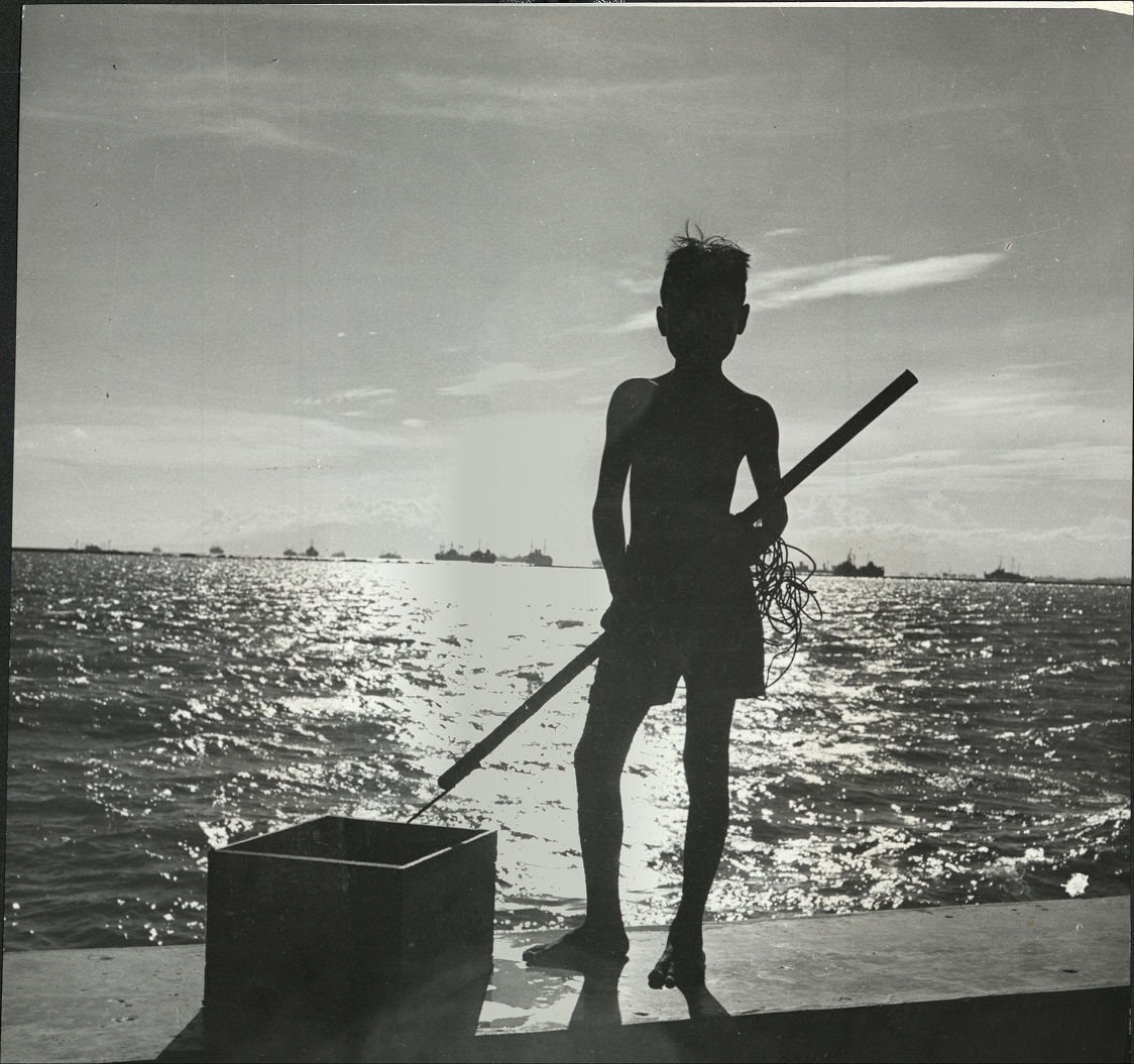 Young Filipinos – Children of the sun, ever young, in Manila with a fish spear. (…)