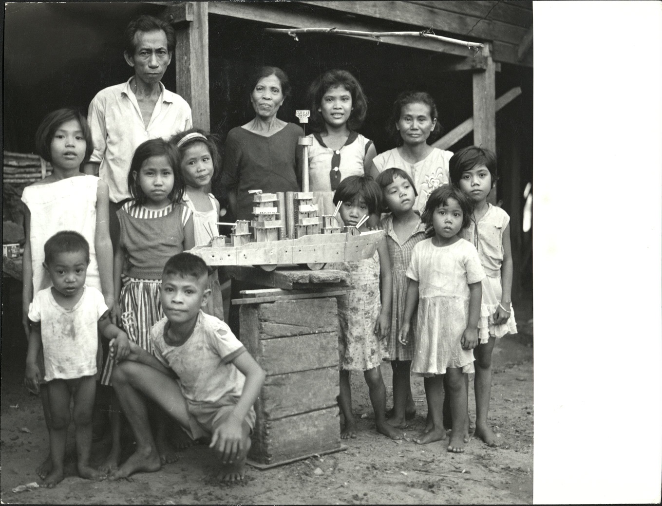 22. PHILIPPINES: Family of the island [sic] of Iloilo with model of a ship.  Sammer 9980.