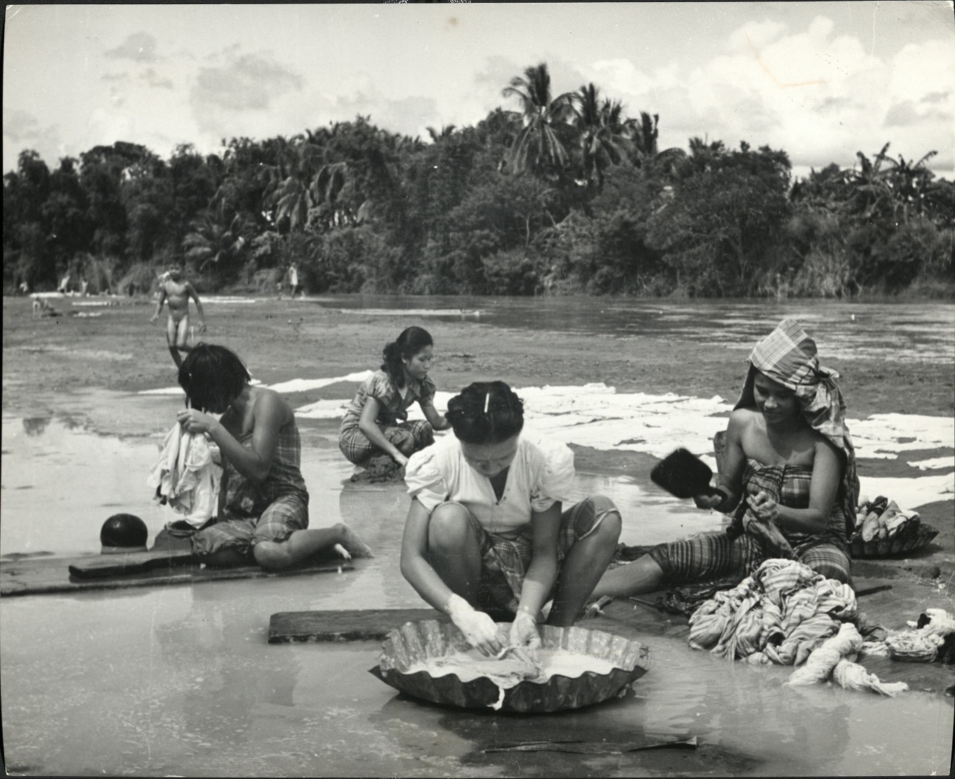 191. PHILIPPINES: The natives are clean people, always laundering their clothing. (…)