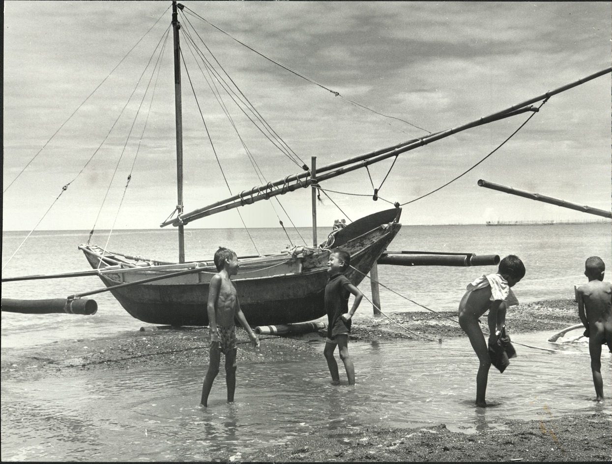 25. PHILIPPINES: Fishing boat and children from the island [sic] of Iloilo.