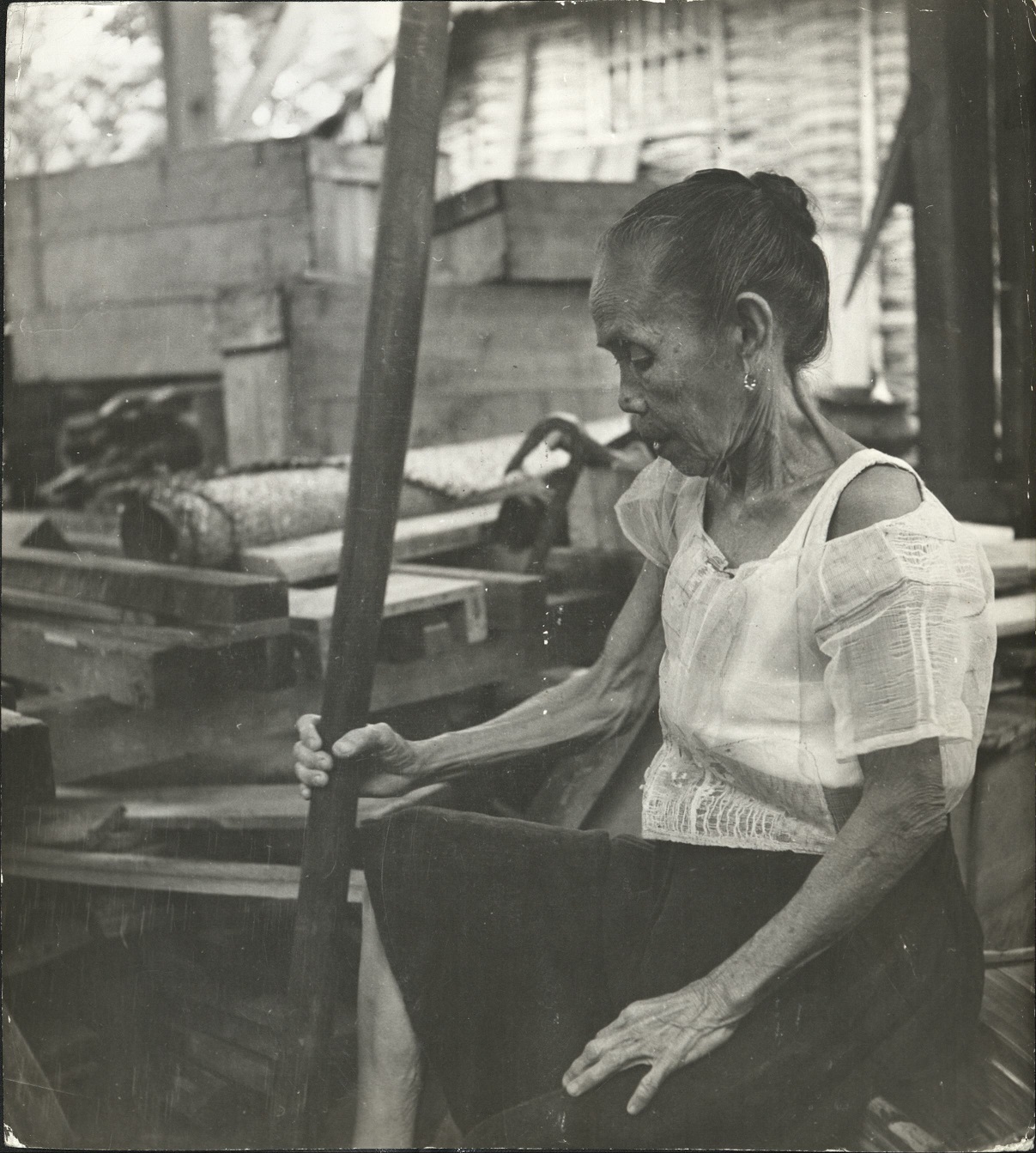24a. Filipino grandmother grinds wheat [?] by the ancient method. (…)